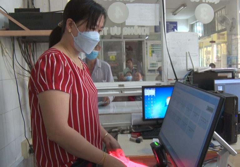 Trung tâm Y tế Phú Tân triển khai Kiosk đăng ký khám chữa bệnh tự động