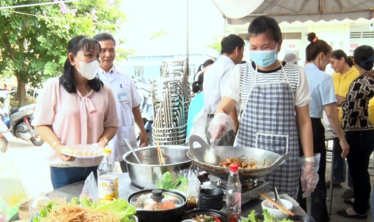 Trung tâm Y tế huyện Phú Tân sôi nổi hội thi nấu ăn kỷ niệm 114 năm ngày quốc tế phụ nữ 8-3