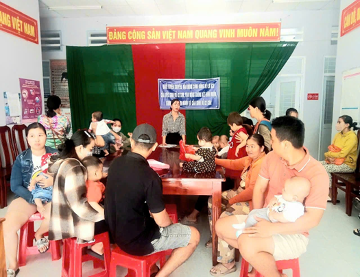 Trạm Y tế Phú Thọ xã Phú An tỉnh An Giang tuyên truyền, vận động cộng đồng về lợi ích của việc sinh đủ 02 con